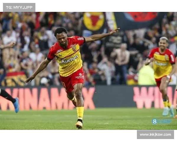 奥蓬达赠送球衣回馈朗斯球迷展现深情厚谊 奥蓬达赠送球衣回馈朗斯球迷展现深情厚谊